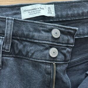 Unworn Abercrombie & Fitch women’s  Gray straight leg Jeans